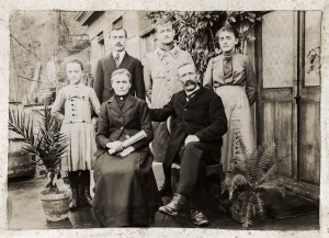 La famille Vergne en janvier 1916 - de gauche à droite, debout : Clotilde, Hervé, Jean, Louise - assis : Fanny et Urbain • Collection Sylvette David