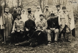 Ambulance de la Demi-Lune - Jean est à gauche, tenant le drapeau • Octobre 1915 • Collection Sylvette David