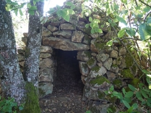 2/3 • Cabane de pierres sèches (Font-Blanche 1) • Photo Francis Mandeau