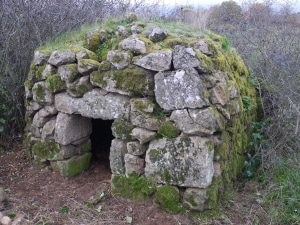 2/4 • Cabane de pierres sèches (Goueille) • Photo Francis Mandeau