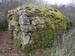 3/4 • Cabane de pierres sèches (Goueille) • Photo Francis Mandeau