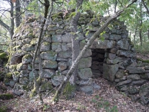 2/4 • Cabane de pierres sèches (Les Fans - Pique-Châtaignes) • Photo Francis Mandeau