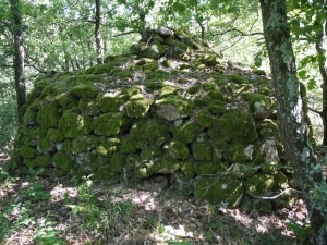 3/4 • Cabane de pierres sèches (Les Fans - Pique-Châtaignes) • Photo Francis Mandeau