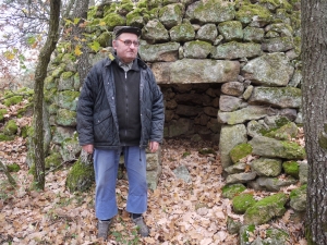 1/4 • Cabane de pierres sèches (Les Fans - Pique-Châtaignes) • Photo Francis Mandeau