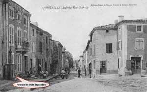 Fontaine et croix déplacées en 1890. L'édifice était auparavant situé devant les escaliers de l'église.