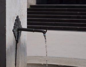 Fontaine publique Place de l'Église • Photographie Bernard David