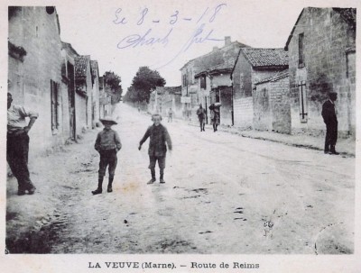 La Veuve (Marne) en 1918, petit village qui sert d'Hôpital d'Orientation des Étapes, à quelques kilomètres du front 