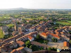 Le cœur du village et l'école privée