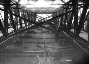 Réalisation d'un pont roulant de 54 m, entièrement rivé, destiné aux Ets Loretex à Grenoble. À gauche, Auguste Bonnet ; au centre, Auguste Olivier