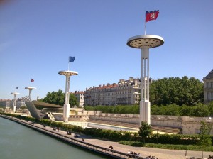 Poteaux d'éclairage de la piscine du Rhône de Lyon, fabriqués en 1964