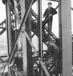 Installation de l'antenne de télévision dans la tour de Fourvière à Lyon • 1953 • À gauche, Basile Combe en bas, au-dessus Louis Demars ; à droite Louis Odouard en bas, au-dessus Roger Chantepy