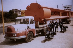 Transport d'un lampadaire de 30 m • 1964 • Les chauffeurs : Régis Dumond et Marcel Gounon