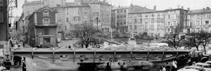 Passage place de la Liberté d'un pont roulant de 26 m entièrement rivé, destiné aux Ets Charpe à Saint-Priest