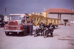 Transport d'un pont roulant vers Grenoble • 1963 • Régis Dumond et Marcel Gounon