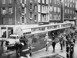 Passage d'un lampadaire de 30 m rue Boissy d'Anglas • 1964