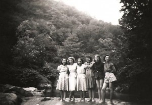 Les employées du Moulin - De g. à d. Madeleine Micoulet, Suzanne Chirol, Bernadette Micoulet, Paulette Thomas, Bernadette Marle (Vernosc), Solange Moulin (Vernosc)