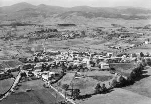 Vue aérienne de Quintenas en 1957