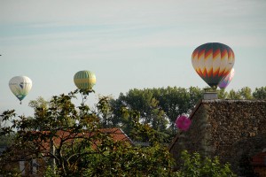 Montgolfières survolant le village