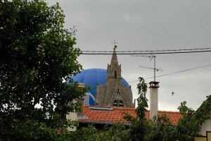 Envol de montgolfière derrière l’église