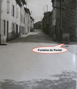 Fontaine n° 2, devant le 8 Place du Pontet