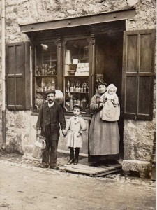 1911 • Le caniveau fait office d'égout dans la Grande Rue, ici devant le magasin de la famille Deschaux