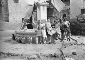 1952 • La fontaine et l'alambic - de gauche à droite : Nicole et Rolande Moulin, Mme Martin, Geneviève Grange, Arlette Décemond et Paulette Thomas