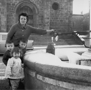1963 • La fontaine - Arlette Palisse et ses enfants, Yves, Vincent et Marie-Laure