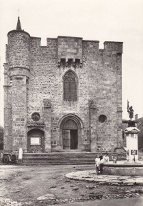 La fontaine à la fin des années 1930 : Pierrette Guigal, Jean et Paul Hubert