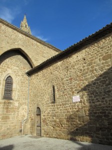 Ancienne porte des moines et entrée de la chapelle des Pénitents