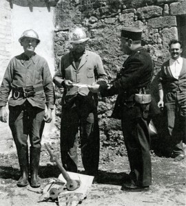 Presse : restes de l'horloge après l'incendie de 1954