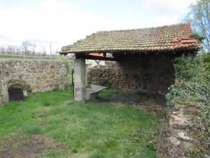 Puits et lavoir de Brézenaud. Un lavoir occupait autrefois toute la surface de l'abri.