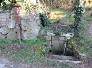 Puits de Chizaret. Autrefois un lavoir faisait face au puits.