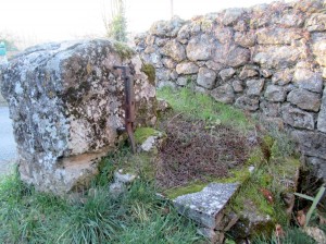 Puits des Pillats, situé rue des Écoles