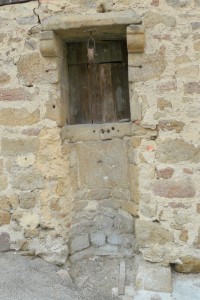 Puits de la place de l'Église (puits du prieuré) aujourd'hui démoli, situé contre la maison Chatron, près de la salle Vermeil.