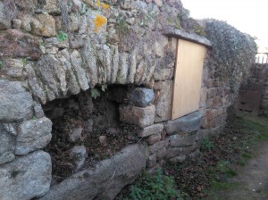 Puits et abreuvoir situés dans la ruelle entre le chemin des Cités et la route d'Ardoix